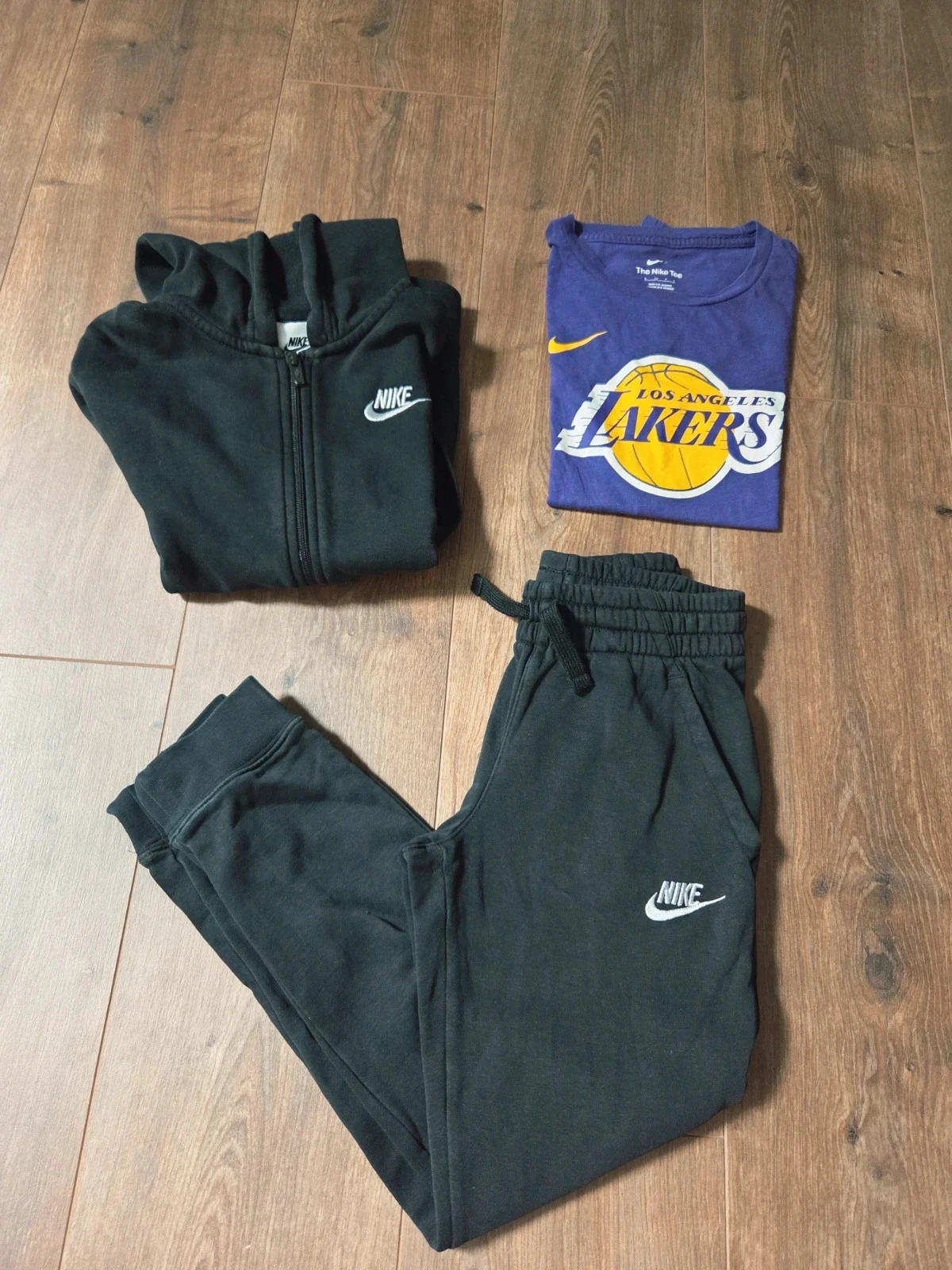 Jogging noir et t-shirt nike 8 ans